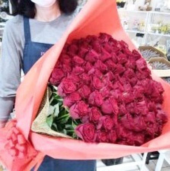 画像1: 【男の花贈り】赤バラ１０８本の花束 (1)